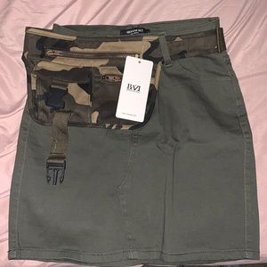 *NEVER WORN* camo skirt W/ belt purse